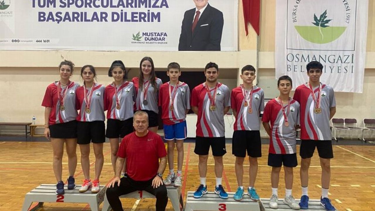 Bursa Osmangazi Badminton takımının şampiyonluk sevinci
