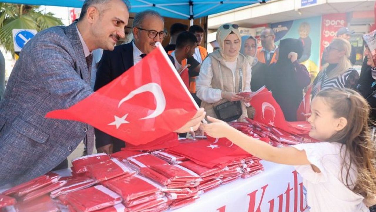 Çayırovalılara protokolden Türk Bayrağı