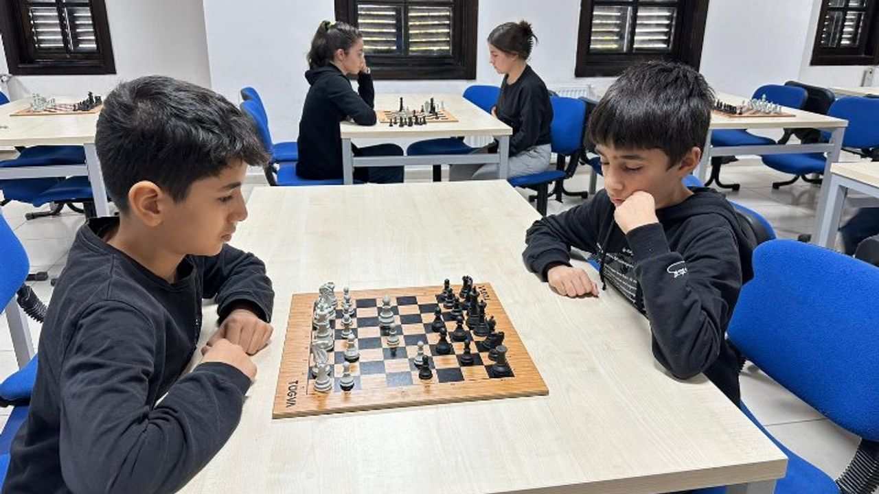 Malatya'da öğrenciler satrançta akıl teri döktü