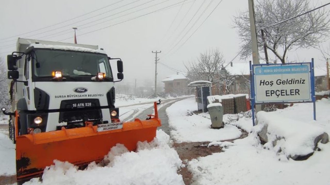Bursa'da kardan kapanan 63 yolda Büyükşehir seferberliği