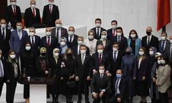 Bütçe kabul, mesafe ret