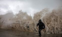 Dev dalgalar Antalya sahili teslim aldı!