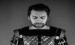 "Hamlet'in Bütün Ölüleri" dünya prömiyerini "Konteynr sahne"den gerçekleştirdi... Pınar Erol yazdı