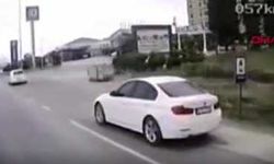 Şerit değiştiren lüks araç kamyonete böyle çarptı