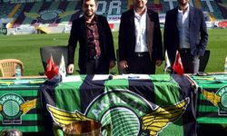 FIFA kayıtlarına göre futbolcu değil ama transfer edilmiş