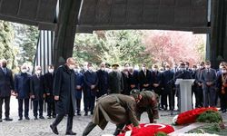 Turgut Özal mezarı başında anıldı
