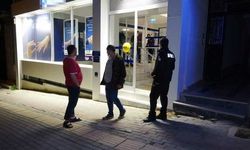 Camı kırıp girdikleri bankadan 200 TL çaldılar