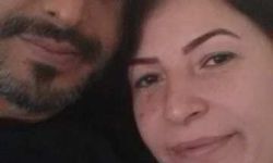 Öldürülen kızının duruşmasına mezar taşı fotoğraflı tişörtüyle katıldı