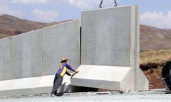 İran sınırına kaçak geçişleri önleyecek beton duvar örülüyor