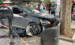 Bağdat Caddesi'nde aşırı hız yaptı, önce kadına, ardından ağaca çarptı, sonra da kaçtı
