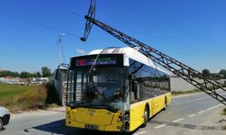Elektrik direği otobüsün üstüne devrildi, 3 kişi yaralandı