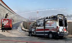 Hasta almaya gidilen ambulans, alev alev yandı