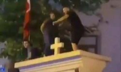 Kilise duvarı üstünde oyuna tepki