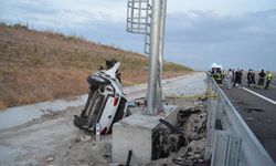 Yön tabelasına çarpan otomobilin motoru koptu: 2 ölü, 1 yaralı