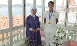 Emine Erdoğan, Mete Gazoz'u kabul etti 