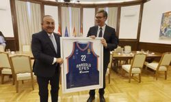 Çavuşoğlu, Türk iş insanlarıyla buluştu, Cumhurbaşkanı Vuçiç’e forma hediye etti