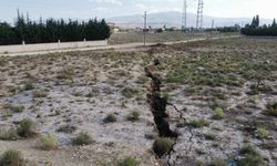 Bolvadin'de korkutan yarıklar