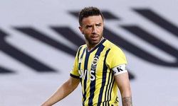 Ünlü futbolcu yetiştirme yurdunda büyüyen gencin kardeşi olduğunu canlı yayında kabul etti