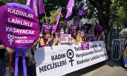 Kadınlardan mor çelenk