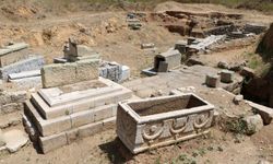Parion Antik Kenti'nde 1900 yıllık mezar steli bulundu