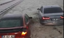 Sivrihisar'da aniden bastıran dolu ve yağmur sele neden oldu