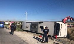 Yolcu otobüsü devrildi: 33 yaralı