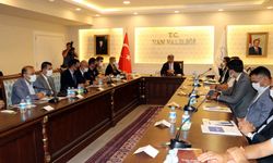 Göçmenlerle ilgili paylaşılan videolar reklam aracı olarak kullanılıyor