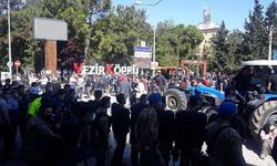 Arazi toplulaşmasına itiraz eden köylüler belediye binasını taşladı
