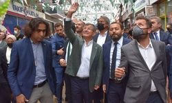 "Sen davanı neden bıraktın?" diyen kişiye Davutoğlu yanıt verdi: Dava, bizim başımızın tacıdır