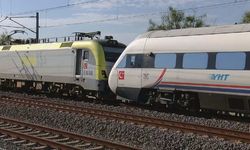 İki tren kafa kafaya çarpıştı