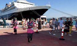 Kuşadası'na 16 ay sonra ilk kruvaziyer; turistler çiçeklerle karşılandı