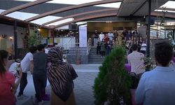Pandemide uzaklaştıkları sanata dikkat çekmek için kafede konser verdiler