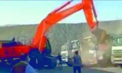 Parasını alamayınca iş makinesi ile amcasının kamyonlarını ezdi