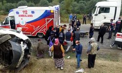 TIR'la çarpışan işçi servisindeki 13 kişi yaralandı