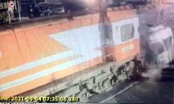 Yük treni, hemzemin geçitte servis minibüsüne çaptı: 6 ölü, 6 yaralı