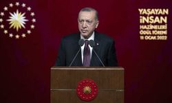 "Dijital kurguların etrafımızı kuşattığı bir dönemde kendimiz olarak kalmak ve kendimiz olarak daha üste çıkmak mecburiyetindeyiz"