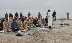 İçişleri Bakanı Süleyman Soylu bayram namazını İran sınırında kıldı