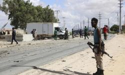 Kıtlıkla mücadele eden Somali'de bomba yüklü araçlarla saldırı: En az 100 kişi yaşamını yitirdi