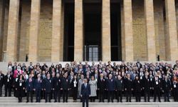 Bakan Özer öğretmenlerle Anıtkabir'de