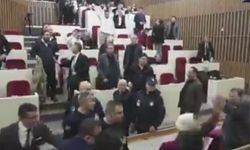 AK Partili Meclis Üyesi, toplantıda Belediye Başkanı'na eline geçeni fırlattı