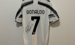 Ronaldo'nun imzalı forması depremzedeler için açık artırmaya çıkarılacak
