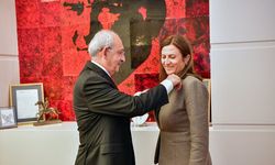 Elçi'ye rozeti Genel Başkan'dan
