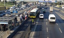 Metrobüs arızalanınca vatandaşlar yürüyerek yola devam etti