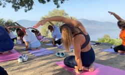 Bafa Gölü manzarasında yoga