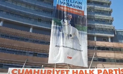 CHP Genel Merkezi'ne "Katliam Yasasını Reddediyoruz" yazılı pankart asıldı