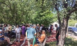 Öğretmenlerin yasa nöbeti tuttuğu park, polis tarafından kapatıldı