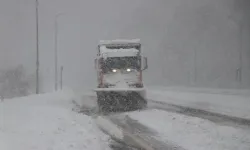 Etkili kar yağışı nedeniyle Bolu Dağı trafiğe kapatıldı