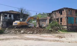 Kocaeli Gölcük'te riskli yapılar tek tek yıkılıyor