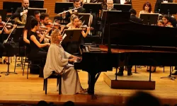 Bursa Nilüfer Senfoni Orkestrası ilk konserinde Gülsin Onay'ı ağırladı