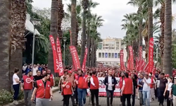 İzmir'de maaşlarını eksik alan belediye çalışanları eylem yaptı